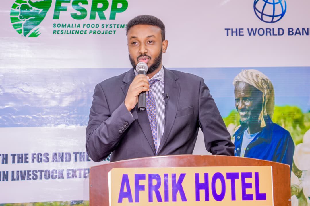 Agaasimaha Guud ee Wasaaradda XXDh&D ee XFS Mudane Maxamed Saneey oo daahfuray shirweynaha wadatashiga qaran ee tababaridda khubarada fidinta xanaanada xoolaha