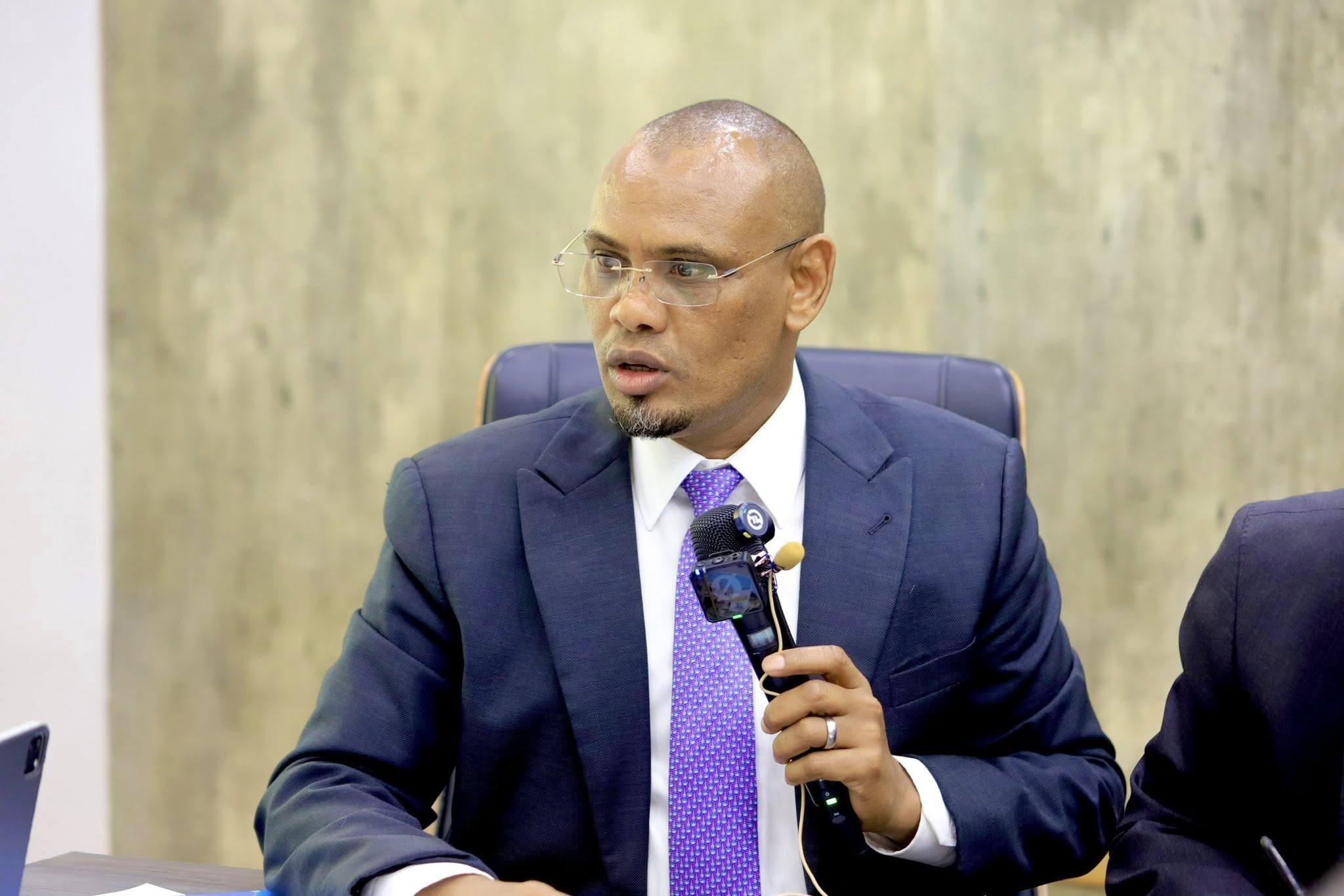 Wasiirka Wasaaradda Xanaanada Xoolaha Dhirta&Daaqa ee JFS Mudane Hassan Hussein Mohamed(Eeley) oo ay wehliyaan DG, Agaaasime waaxeedyada iyo Lataliyaasha Wasaaradda oo hortagay Guddiga Horumarinta Reer miyiga, ee Gollaha Shacabka