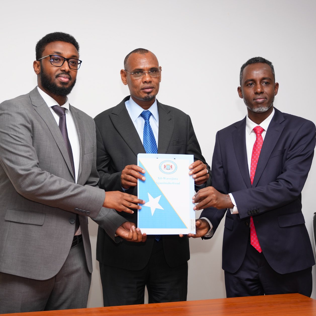 Wasiirka Wasaaradda Xanaanada Xoolaha, Dhirta iyo Daaqa XFS Mudane Xasan Elay oo xilka u kala wareejiyay Agaasimaha guud ee cusub ee wasaaradda iyo agaasimihii hore