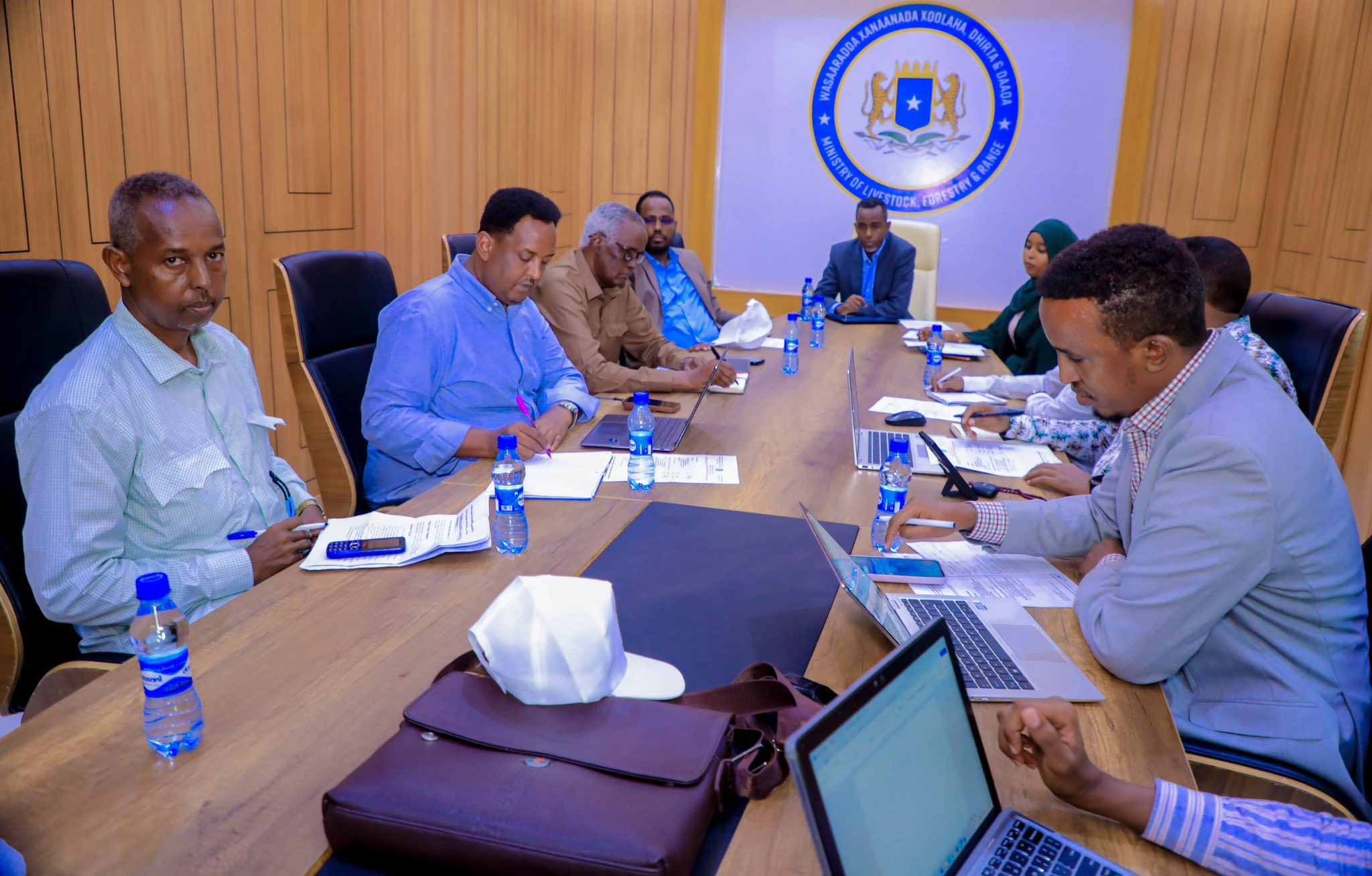 Agaasimaha Guud ee Wasaaradda Xanaanada Xoolaha, Dhirta iyo Daaqa Xukuumadda Federaalka Soomaaliya Dr Guuleed Cabdijalill Cali oo kulan la qaatay Agaasimeyaasha waaxyaha Wasaaradda