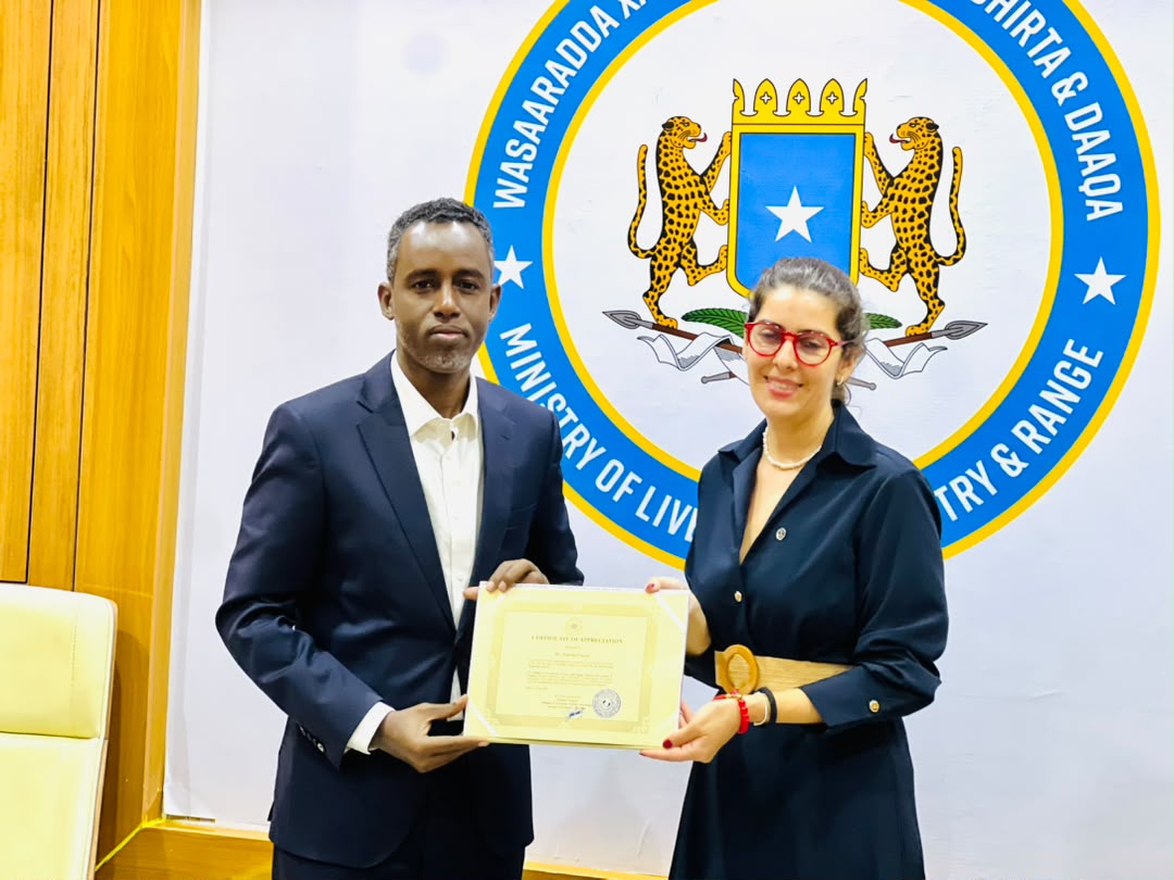 Agaasimaha Guud ee Wasaaradda Xannaanada Xoolaha, Dhirta iyo Daaqa ee XFS, Mudane Guled Abdijalil Ali oo guddoonsiiyey Shahaado Sharaf Marwo Andreia Fausto