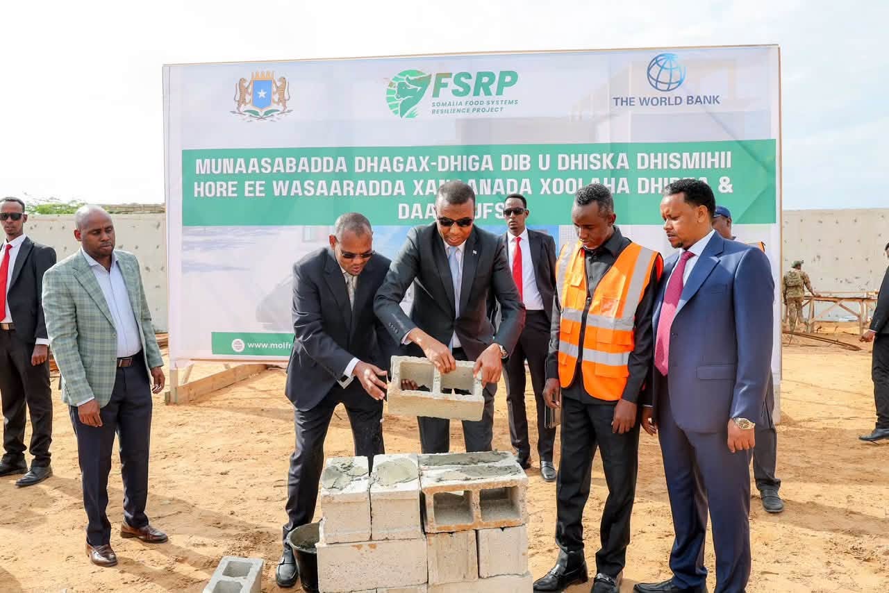 Ra’iisul Wasaaraha XFS Mudane Xamza Cabdi Barre oo maanta dhagax-dhigay dib-u-dhiska xaruntii hore ee Wasaaradda Xanaanada Xoolaha, Dhirta iyo Daaqa