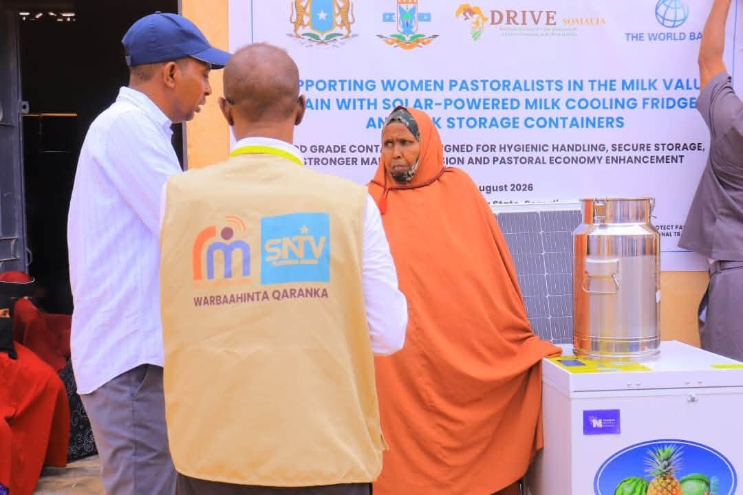 Wasaaradda Xannaanada Xoolaha, Dhirta iyo Daaqa XFS, oo kaashanaysa Wasaaradda Xannaanada Xoolaha, Dhirta iyo Daaqa ee Dowlad Goboleedka Galmudug, ayaa maanta magaalada Gaalkacyo qalab ganacsi ku wareejisay